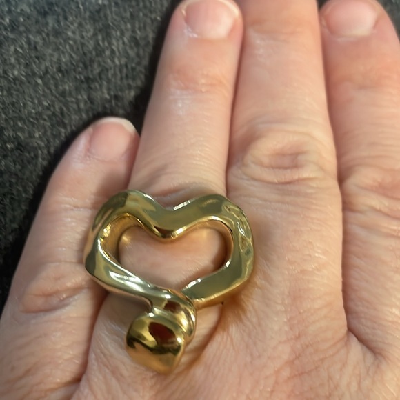 Uno de 50 Nailed Heart Shaped Gold ring - Picture 4 of 8